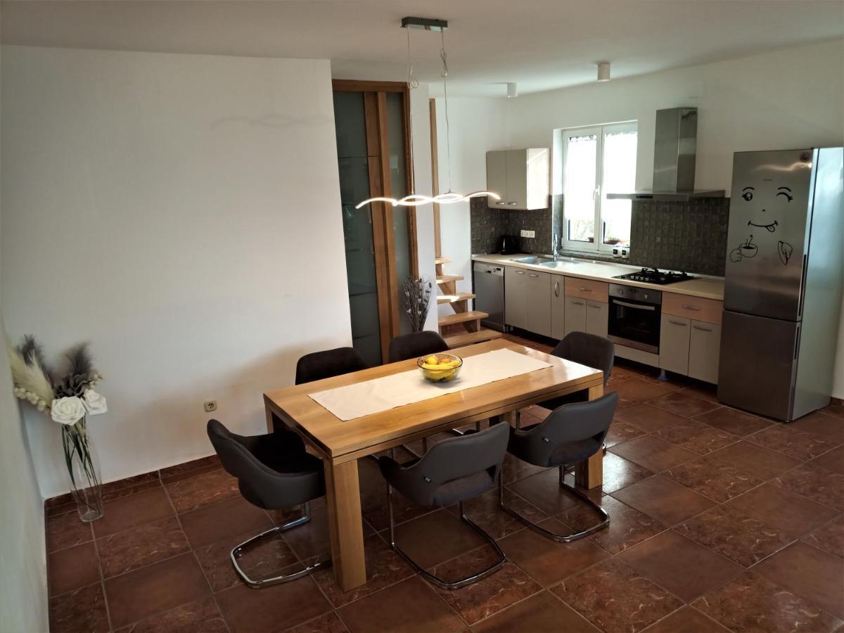 Apartman Emili Malinska Exteriör bild