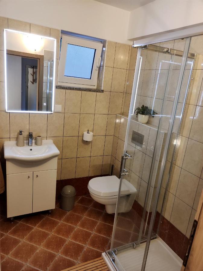Apartman Emili Malinska Exteriör bild