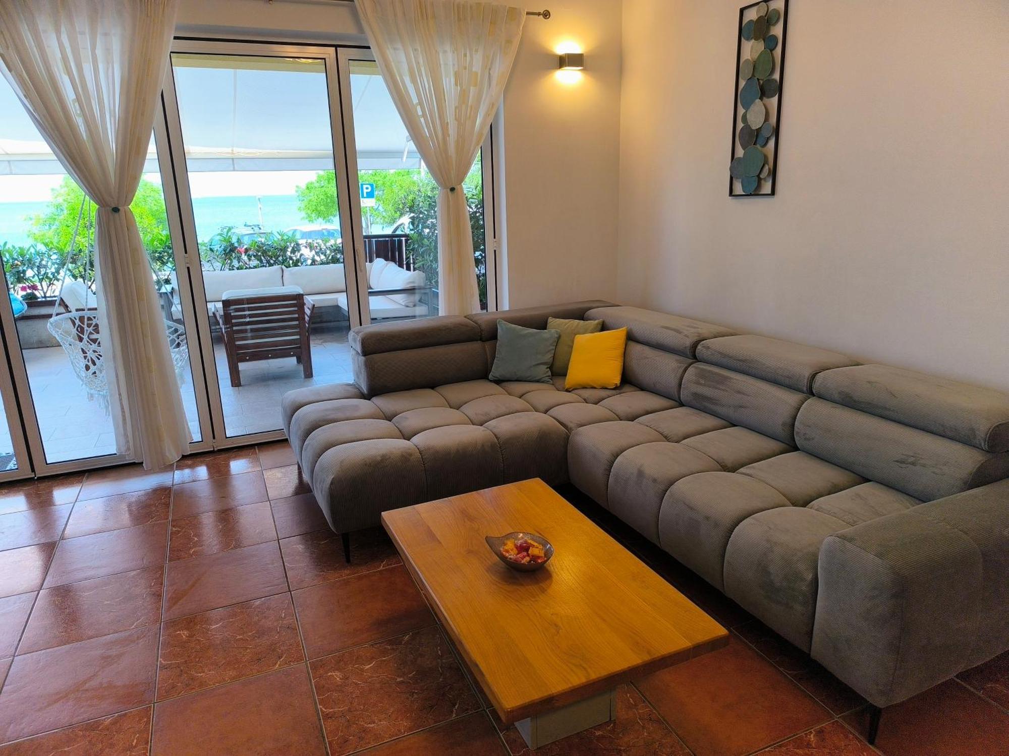 Apartman Emili Malinska Exteriör bild